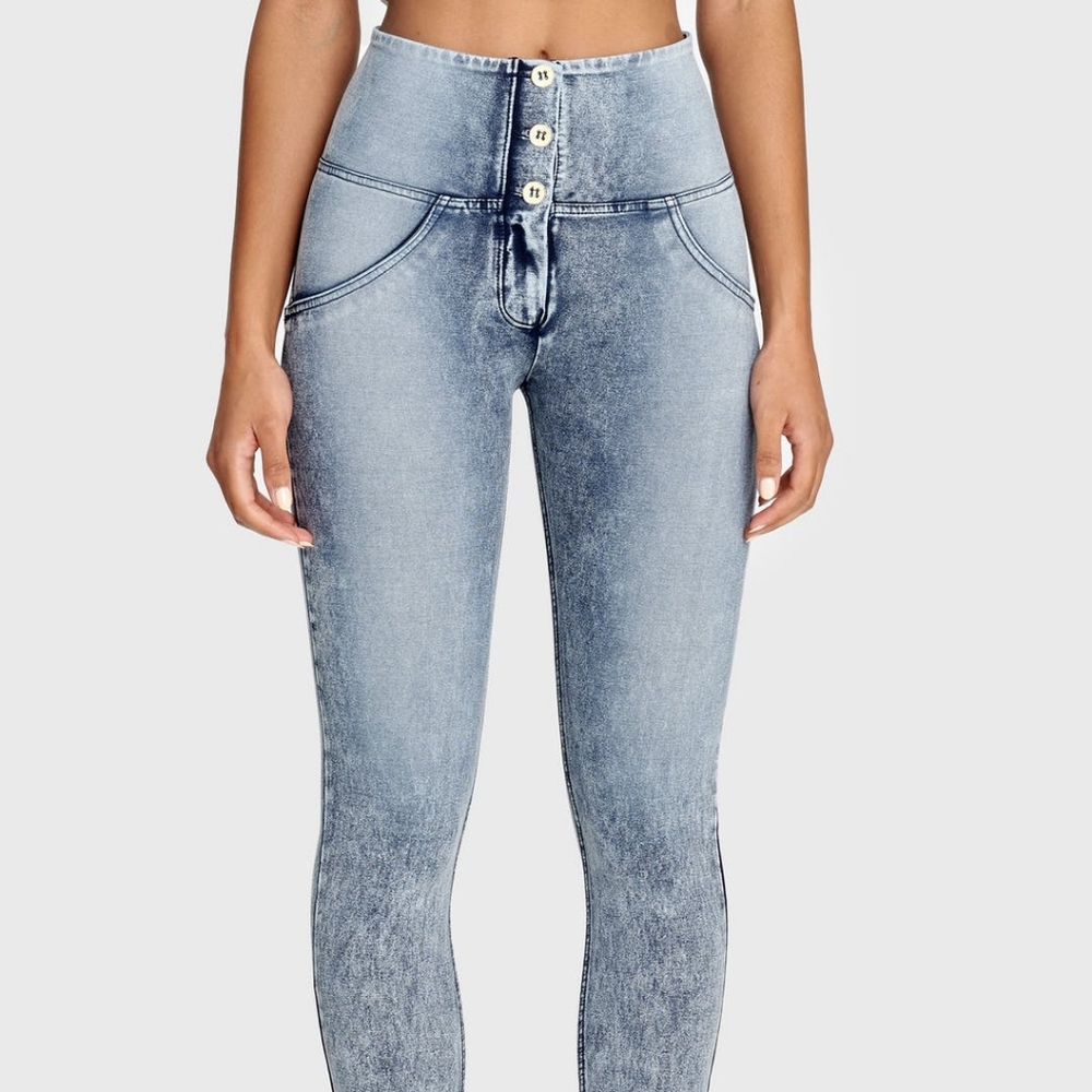 NWOT Freddy Jeans WR.UP Denim3 Button High Waisted 7/8 LengthStonewash, Small